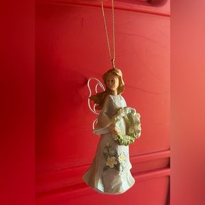 Angel Accents by Roman Inc
"Angel Holding a Wreath"
Figurine😇